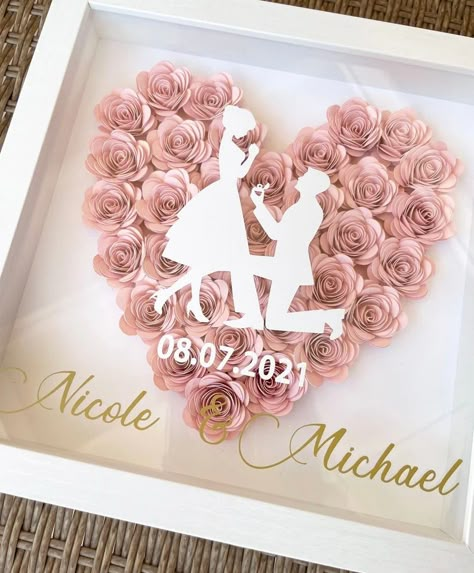 Diy Engagement Gifts, Engagement Frame, Shadow Box Gifts, Wedding Shadow Box, Wall Hanging Ideas, Box Frame Art, Idee Cricut, Personalized Engagement Gifts, Hanging Ideas