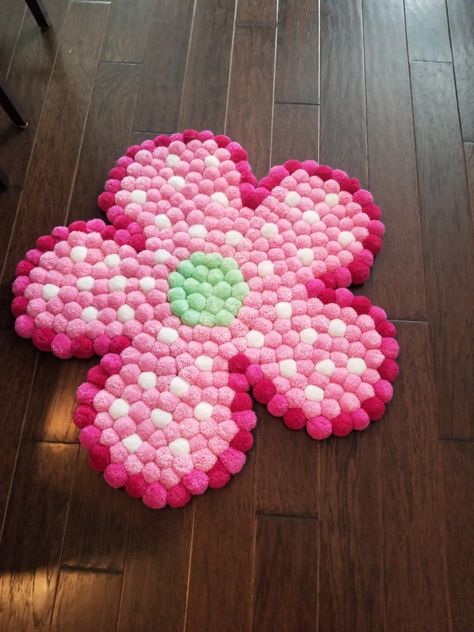 Daisy Rug, Diy Pom Pom Rug, Boys Rug, Diy Rugs, Pom Crafts, Pom Pom Rug, Diy Pom Pom, How To Make A Pom Pom, Cute Disney Drawings