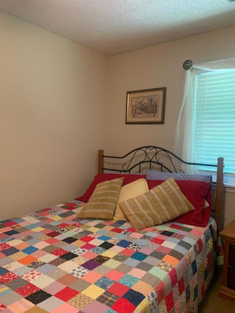 80s Bedsheets, Bedroom 80s Style, 80’s Bedroom, 1980s Bedroom, 90s Furniture, Bedroomideas Aesthetic, Bedroom 80s, 90s Room, Simple Quilting