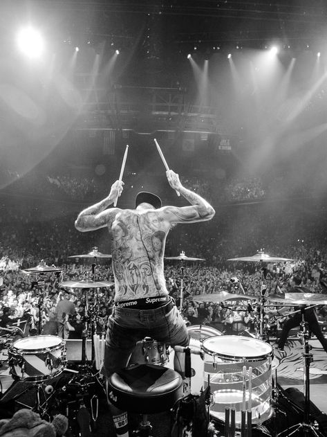 He's such an amazing drummer♡ Drums Wallpaper, Drum Tattoo, Tattoo Line Art, Tom Delonge, Car Racer, Travis Barker, Music Tattoo, Music Tattoos, Blink 182