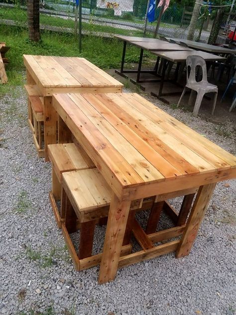 Pallet Picnic/Beverage Party Set - Bar Table and Stool - 130+ Inspired Wood Pallet Projects | 101 Pallet Ideas - Part 6 Pallet Outdoor Furniture, Pallet Project, Diy Pallet Furniture Outdoor, Wooden Pallet Furniture, Recycled Pallet, Pallet Creations, Into The Wood, Outdoor Furniture Plans, Wooden Pallet Projects