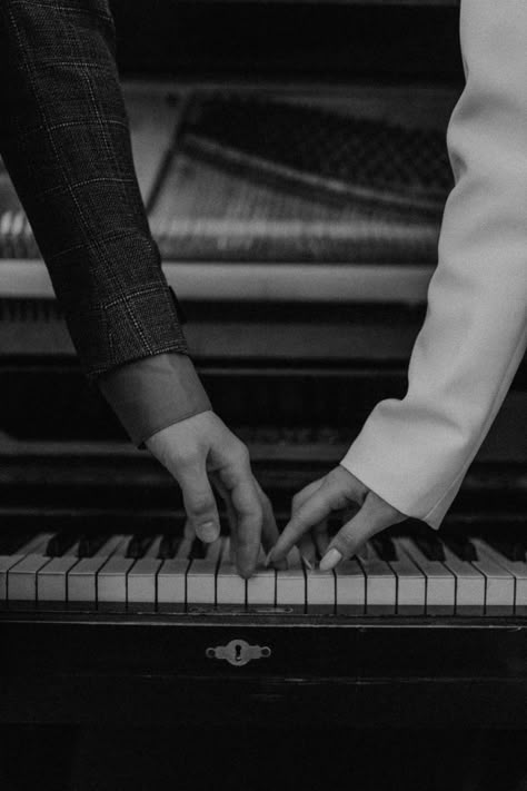 Piano Photoshoot, On Air Radio, Piano Photography, Vintage Hifi, Piano Man, My Kind Of Love, Photography Food, Playing Piano, Music Aesthetic