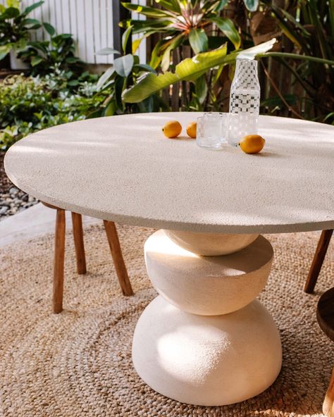 How To Build A Round Outdoor Table, Round Garden Table Diy, Circle Outdoor Table, Diy Outdoor Pedestal Table, Diy Round Outdoor Dining Table, Diy Table Outdoor, Diy Round Dining Table Base, Diy Stone Dining Table, Circle Dining Table Diy