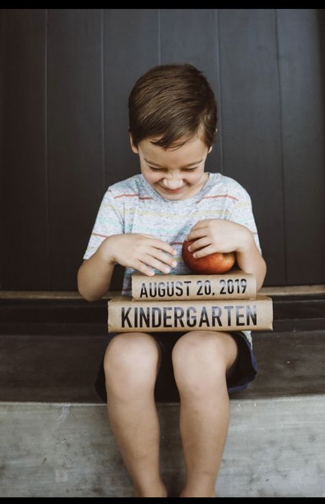 First Day And Last Day Of School Picture, 1st Day Preschool Sign Photo Ideas, First Day Of School Photo Prop, Homeschool School Photos, 1st Day Kindergarten Picture Ideas, Back To School Kindergarten Photoshoot, Outdoor Back To School Pictures, First Day Of Kindergarten Photo Ideas, 1st Day Of School Photo Ideas