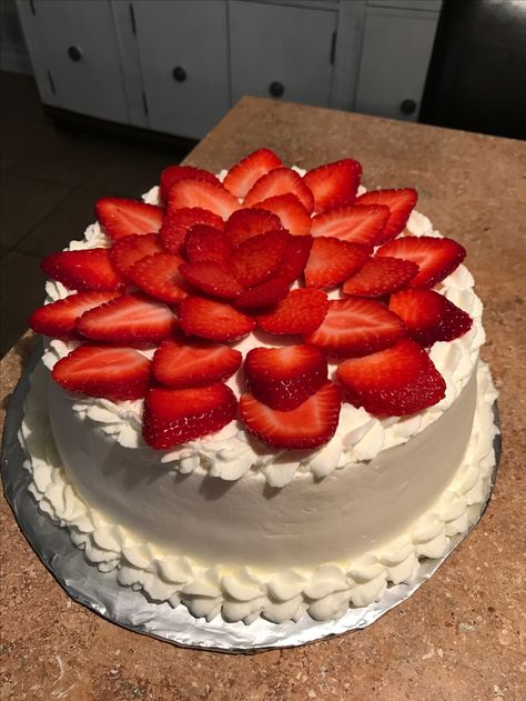 Simple Cake With Strawberries, Strawberry On Cake Decoration, Sliced Strawberries On Cake, Fresh Strawberry Cake Decorations, Strowbary Cake Decoration, Round Strawberry Cake, 2 Layer Strawberry Cake, Birthday Cake With Strawberries On Top, Strawberry On Cake