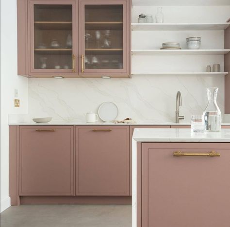 Pink And Grey Kitchen, Pink Kitchen Cabinets, Modern Kitchen Cabinet Design, Brown Kitchens, House Studio, Big Kitchen, Kitchen Interior Design Modern, Modern Kitchen Cabinets, Boutique Interior