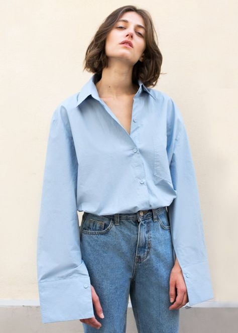 The Frankie Shop Sky Blue Crisp Boyfriend Shirt Boyfriend Shirt Outfits, Casual Shirts Outfit, Sky Blue Outfit, Button Down Outfit, Claudia Tihan, Oversized Shirt Outfit, Blue Shirt Women, Denim Fashion Women, The Frankie Shop