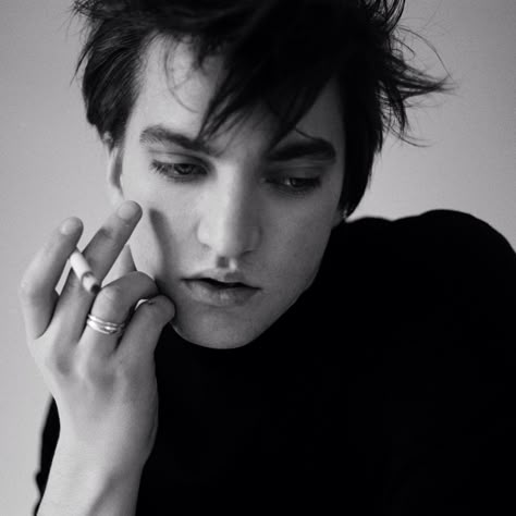 Richard Harmon is gorgeous. Why isn't he more famous. Murphy The 100, Richard Harmon, The 100 Cast, Messy Hair, Appreciation Post, The Secret History, Kung Fu, Serie Tv, Celebrity Crush