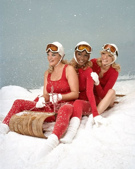 To no one's surprise, red has been 2023 biggest color trend Vintage Skiing Aesthetic, Vintage Ski Photos, Christmas Editorial, Ski Aesthetic, Apres Ski Party, Holiday Campaign, Christmas Shoot, Retro Ski, Ski Outfit