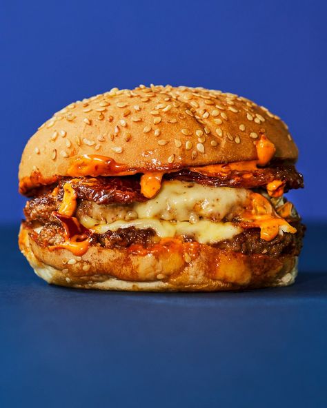 Merguez smash burger with harissa sauce Plates Photography, Lamb Mince Recipes, Awesome Sandwiches, Lamb Burger Recipes, Harissa Sauce, Sausage Mcmuffin, Home Burger, Slider Sandwiches, Smash Burgers