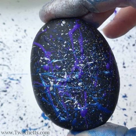 These space rocks are out of this world! Create galaxy rocks with ease. So simple even a preschooler can create these amazing outer space crafts! Galaxy Rock Painting, Galaxy Rocks, Rock Painting Ideas For Kids, Space Vbs, Stellar Vbs, Outer Space Crafts, Space Art Projects, Painting Ideas For Kids, Space Themes