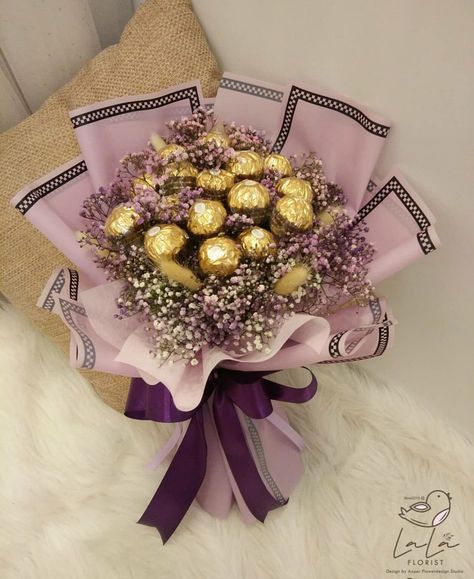 Diy Gifts Last Minute, Graduation Flower Bouquet, Wedding Gift Hampers, Chocolate Flowers Bouquet, Candy Bouquet Diy, Diy Bouquet Wrap, Fancy Flowers, Sweet Bouquet, Flower Bouquet Diy