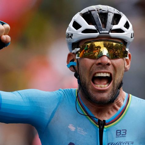 Mark Cavendish powers to record-breaking 35th Tour de France stage win Mark Cavendish, Record Holder, Travel Money, Rugby Union, Rugby League, Champs Elysees, New Environment, Tv On The Radio, On Stage