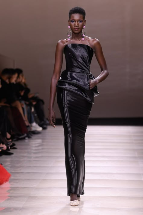 Armani Privé Couture Spring 2024 [PHOTOS] Armani Prive Gown, Armani Prive Dress, Armani Prive 2024, Armani 2024, Black Runway Fashion, Black Couture Dress, Fashion Long Dresses, 2024 Couture, Outfits Runway