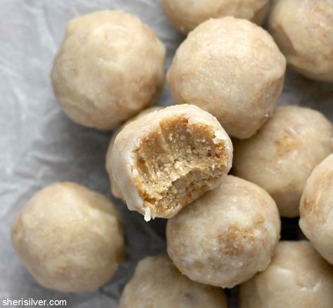 Raw Pear Recipes, Raw Donut Holes, Vegan Donut Holes, High Raw Vegan, Raw Breakfast, Vegan Doughnuts, Vegan Truffles, Raw Dessert Recipes, Raw Vegan Diet