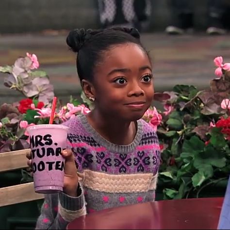 Zuri From Jessie, Zuri Ross, Jessie Characters, Hey Jessie, Riele Downs, Dorcas Meadowes, Disney Jessie, Skai Jackson, Twilight Book