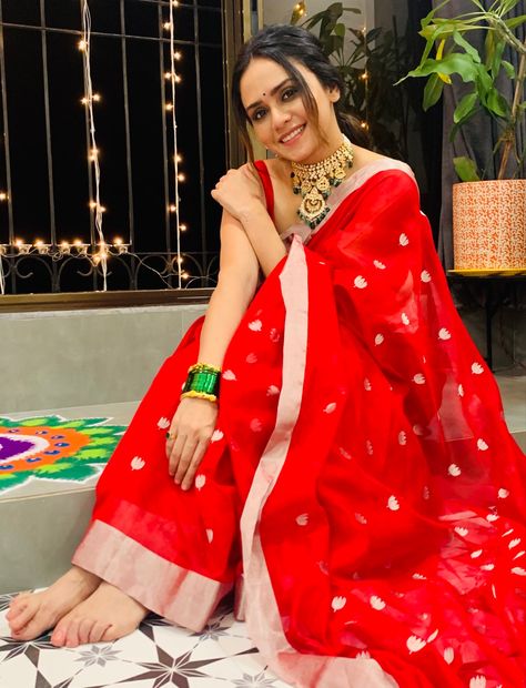 Red Sadi Style, Marathi Saree Look Simple, Amruta Khanvilkar Saree, Marathi Saree Look, Red Traditional Saree, Regal Saree, Marathi Jewellery, Diwali Poses, Priya Bapat