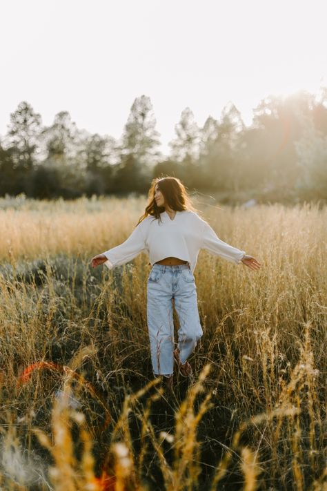 Natural posing for individuals by Hannah Dawn Photography! @hannahdawnphotography on instagram Outfits Senior Pictures, Photography Ideas Nature, Creative Photography Ideas, Dawn Photography, Senior Photo Outfits, Virginia Wedding Photographer, Virginia Wedding, Creative Photography, Photography Ideas