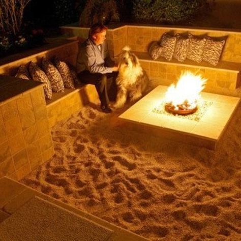 beach fire pit at home! A mini bonfire area with sand, with a beach-feel. Terrasse Med Tak, Beach Fire Pit, Desert Landscaping Backyard, Fire Pit Seating Area, Outside Fire Pits, Backyard Fire Pit, Fire Pit Materials, Beach Fire, Fire Pit Ring