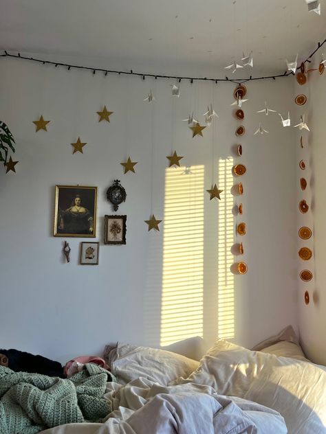 Christmas Lights In The Bedroom Ceiling, How To Style Fairy Lights In Bedroom, Star House Decor, Mystical Bedroom Decor, Diy Hanging Stars, Decorated Wall In Bedroom, Easy Diy Bedroom Decor Ideas, Room Slanted Ceiling, Star Bedroom Aesthetic