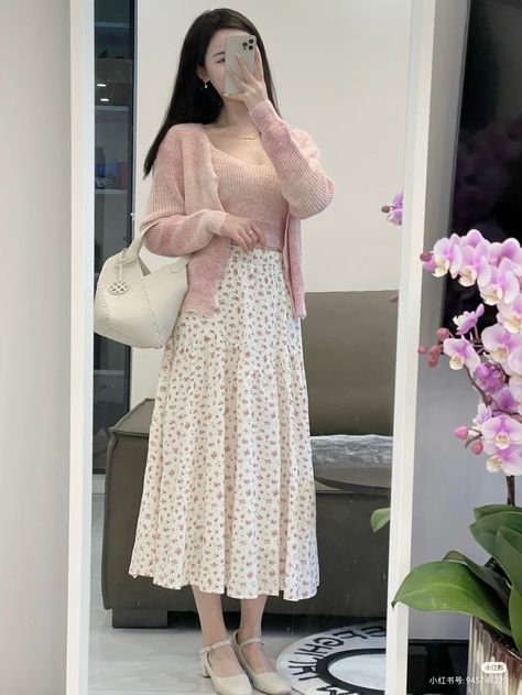 Trendy Long Skirts, Long Floral Skirt Outfit Aesthetic, Long Skirt Outfits Pink, Japanese Feminine Fashion, Coquette Outfit Long Skirt, Floral Skirt Winter Outfit, Girly Skirt Outfits, Korean Skirt Outfits Long, Japanese Long Skirt Outfit