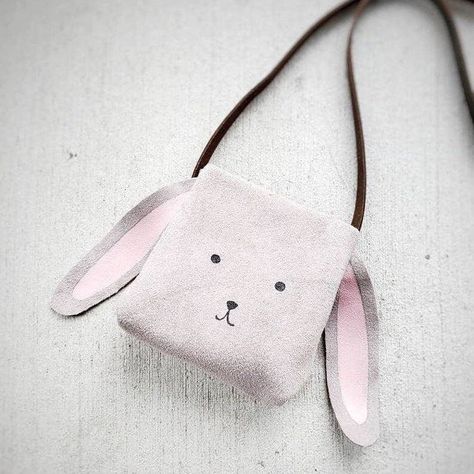 This Little Light Collective on Instagram: “Only a few of these darling leather toddler purses left 🐰 . . . . #bunnylove #toddlerpurse #kidspurse #leatherbabyshoes #leathermoccs…” Toddler Purse, Wool Purse, Kids Purse, Purse Pattern, Leather Baby Shoes, Messenger Purse, Diy Purse, Purse Patterns, Leather Messenger