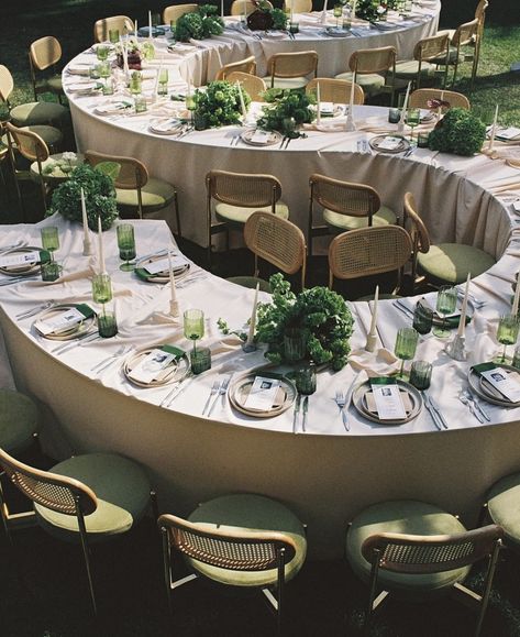 Wedding Welcome Dinner, Table Set Ups, Wedding Table Layouts, Bride Things, Reception Layout, Wedding Trends 2024, Curved Table, Welcome Dinner, Top Wedding Trends