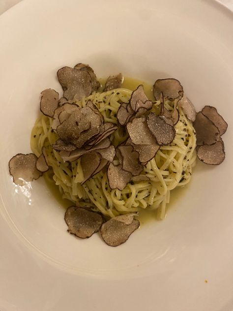 Fancy Pasta Dishes Aesthetic, Fancy Pasta Dishes, Restaurant Aesthetic Food, Fancy Pasta, Spaghetti Dishes, Truffle Pasta, Restaurant Aesthetic, Truffle Recipe, Fancy Restaurant