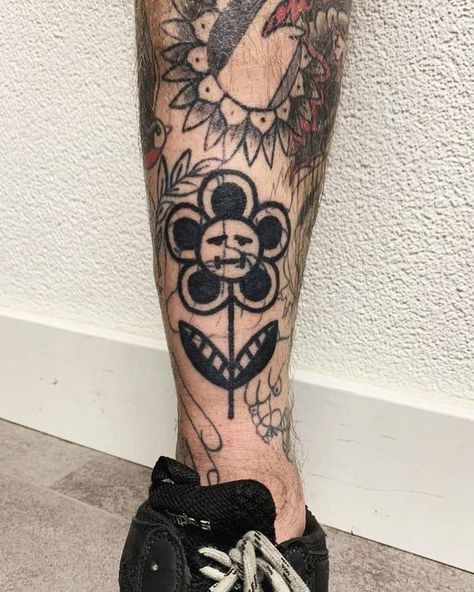 Thick Line Cover Up Tattoo, Traditional Cover Up, Dark Cover Up, Black Bold Tattoos, Traditional Blast Over Tattoo, Blast Over Tattoo Ideas, Cool Cover Up Tattoos, Tattoo Ideas For Cover Ups, Cover Up Ideas Tattoo