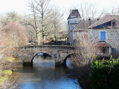 Saint-Jean-de-Côle : un #village pittoresque du #Périgord avec son #pont et sa #rivière Bourton On The Water, Stow On The Wold, Cotswolds Cottage, Cotswolds England, English Village, British Countryside, Beaux Villages, England And Scotland, English Countryside