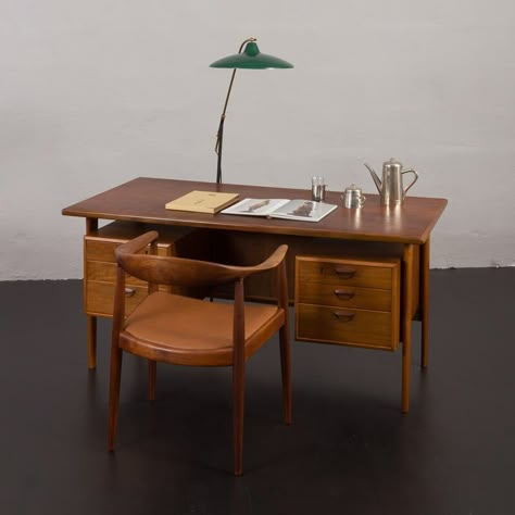 The elegant Kai Kristiansen executive desk in rare for Danish mid-century modern design, walnut wood and veneer, was manufactured by Feldballe's Møbelfabrik in the 1960s. This freestanding desk model FM 60 features a floating top, six drawers in the front and three cabinets at the reverse, one lockable with the original key included, and two sides open spaces. The carved drawer pulls in Kristiansen's trademark eyelid design, slim legs and frame are made out of solid teak. It shows extremely beau Freestanding Desk Home Office, Mid Century Modern Workspace, Retro Desks, 70s Interior Design Mid Century Modern, Desk In Bedroom Ideas, Mid Century Modern Office Design, 60s Office, Office Mid Century, Midcentury Office