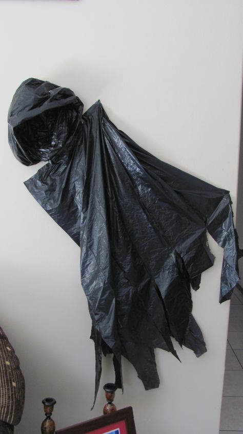 bin bag dementor harry potter party decor Bin Bag Halloween Decorations, Harry Potter Dementors Diy, Dementors Harry Potter, Dementor Decoration, Harry Potter Event Decorations, Dementors Diy, Harry Potter Diy Props, Dementor Diy, Diy Dementor