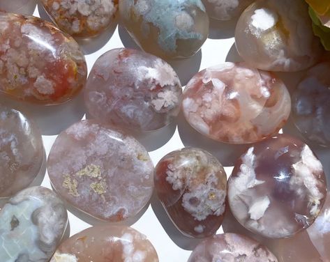 Flower Agate Aesthetic, Luna Lovegood Harry Potter, Lovegood Aesthetic, Luna Lovegood Aesthetic, Pretty Crystals, Hippie Aesthetic, Crystal Aesthetic, Pretty Rocks, Cool Rocks