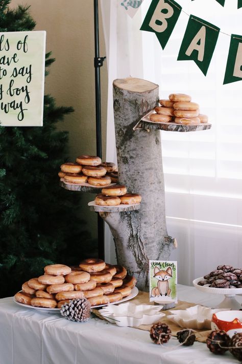 Woodland Donut Bar, Woodland Baby Shower Food Ideas, Catering Presentation, Woodland Baby Shower Food, Deer Party, Appetizer Display, Dessert Stands, Donut Display, Donut Stand