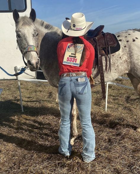 Barrel Racing Outfits For Women, Wrangler Jeans Aesthetic, Stockshow Outfits, Rodeo Lifestyle, Barrel Racing Outfits, Rodeo Pics, Rodeo Attire, Western Barrel Racing, Barrel Horses