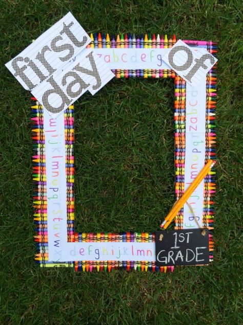 Diy First Day Of School Sign, 1st Day Of School Pictures, School Picture Frames, First Day Of School Pictures, Diy Picture Frame, Back To School Pictures, Frame Props, School Frame, Diy Back To School