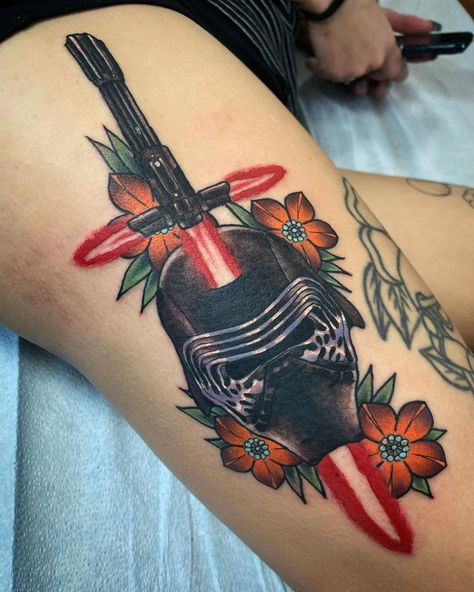 𝕿𝖎𝖆𝖓𝖓𝖆 𝕾𝖎𝖒𝖒𝖘 on Instagram: “✨Kylo Ren✨ today for @jessaarenn made with love @goldenruletattoo #kyloren #kylorentattoo #starwarstattoos #lightsabertattoos…” Black And Grey Drawings, Starwars Drawings, Mandalorian Tattoos, Princess Leia Tattoo, John Tattoo, Star Wars Tattoo Sleeve, Vader Tattoo, Darth Vader Tattoo, Montreal Tattoo