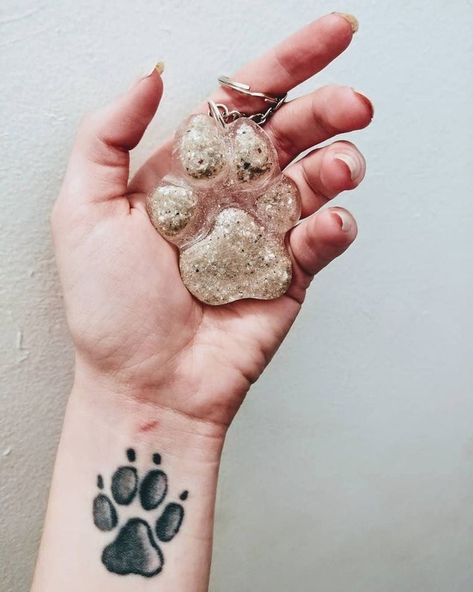 Pet Memorial Resin, Ashes In Resin, Pet Memorial Ideas Dogs, Resin Ashes, Pete The Cat Costume Diy, Pet Memorial Ideas, Pet Ashes Jewelry, Cat Costume Diy, Resin Business