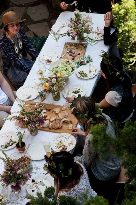 Food Setup, Dinner Party Food, Summer And Winter Solstice, Summer Solstice Ritual, Summer Solstice Party, Backyard Dinner, Solstice Party, Happy Solstice, Backyard Dinner Party