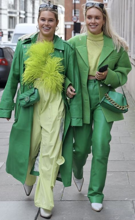 Outfit 1: Apple green trench coat + lime green wide leg cargo pants + neon green feather top + green Chanel bag + white boots + hoop earrings + black square sunglasses. Outfit 2: Apple green oversized blazer + lime green cropped turtleneck + bright green (faux) leather pants + white boots + green bag with chain detail + black square sunglasses. 2022 street style fashion trends at London fashion week #streetstyle #fashionweekstreetstyle #2022fashiontrends #londonfashionweek #fashionoutfits Emerald Green Fashion, Kaftan Style Dresses, London Fashion Week Street Style, Kaftan Style, Trendy Outfits Winter, Nyfw Street Style, Trendy Winter, London Street Style, Winter 2022