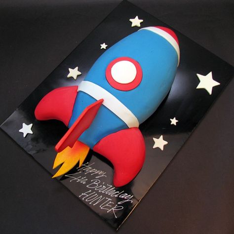 Résultats Google Recherche d'images correspondant à http://www.yenerscakes.com.au/media/catalog/product/cache/1/image/9df78eab33525d08d6e5fb... Rocket Ship Cakes, Rocket Cake, 4de Verjaardag, Rocket Party, Galaxy Party, Space Theme Party, 4th Birthday Cakes, Space Birthday Party, Simple Birthday Cake