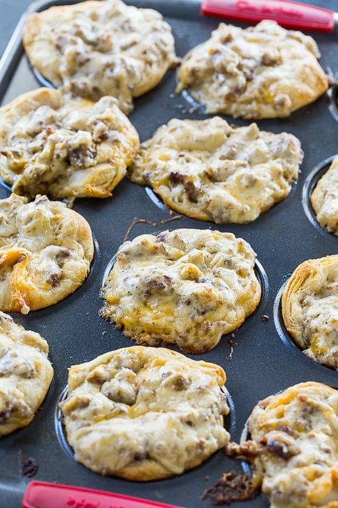 Sausage Gravy Muffin Cups, Sausage Gravy Muffins, Biscuit And Gravy Muffins, Pilsbury Recipes Breakfast, Breakfast Cups Recipe Muffin Tins, Muffin Tin Breakfast Recipes, Gravy Biscuits, Breakfast Cups Recipe, Morning Recipes