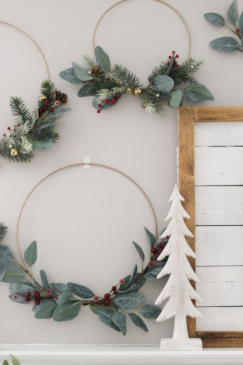 DIY Metal Hoop Wreaths Metal Wreaths, Hoop Wreaths, Christmas Wreath Decor, Weihnachten Diy, Noel Diy, Christmas Wreaths To Make, Wreaths Diy, Minimalist Christmas, Diy Stationery