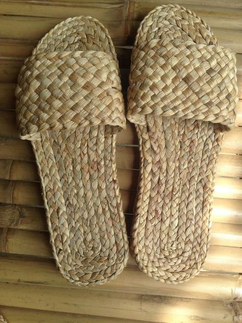 806beafe154032a5b818e97b4420ad98desc37914356ri Straw Slippers, Straw Shoes, Aztec Bag, Raffia Shoes, Straw Sandals, Pineapple Bag, Diy Slippers, Crochet Sandals, Summer Slippers