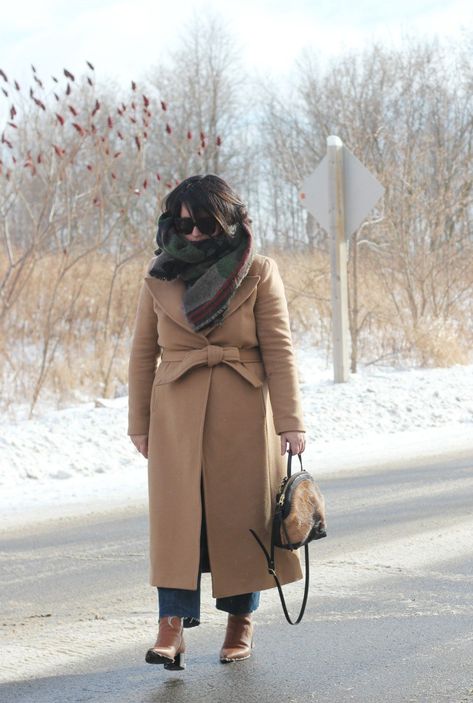 camel coat and camo scarf Camel Coat Outfit Casual, Camo Scarf, Camel Coat Outfit, Winter Street, Coat Outfit, Street Style Winter, Camel Coat, Closet Ideas, Quilted Coat