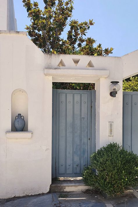 Greece House, Fence Doors, Hotel Entrance, Front Patio, Beach House Design, Mediterranean Home, House Doors, Mediterranean Homes, Patio Area