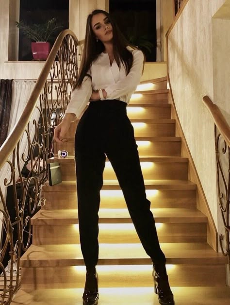 Ceo Outfit Woman Boss Classy, Female Boss Aesthetic Outfits, Ceo Outfit Woman Boss Aesthetic, Women In Suits Aesthetic Mafia, Badass Business Women Aesthetic, Power Dressing Women Boss Lady Classy, Mafia Boss Outfit Woman, Female Mafia Outfit, Mafia Outfit Women Aesthetic