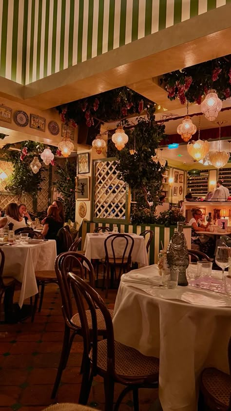 Italian restaurant in Paris cute and aesthetic Little Italy Party, Traditional Italian Restaurant, Spaghetti Restaurant, Italian Restaurant Interior, Restaurants In Italy, Italian Restaurant Decor, Italy Restaurant, Italian Bistro, Italian Bar