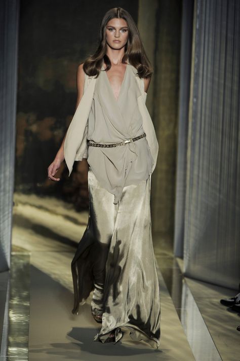 Donna Karan Spring 2009   - ELLE.com Dona Karan, Donna Karan Dress, Fashion Career, Urban Zen, Career Fashion, Runway Trends, Wedding Beauty, Beauty Life, Donna Karan