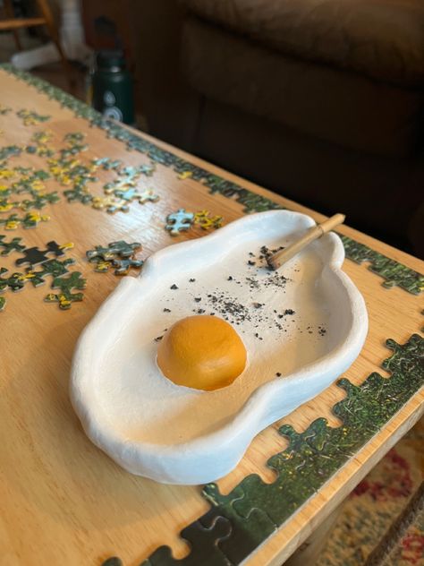 Egg Clay Tray, Astray Clay Ideas, Egg Ashtray, Pottery Ash Tray, Ash Tray Clay Ideas, Ceramic Ashtray Ideas, Air Dry Clay Ashtray Diy, Ash Tray Ideas, Clay Ash Tray Diy